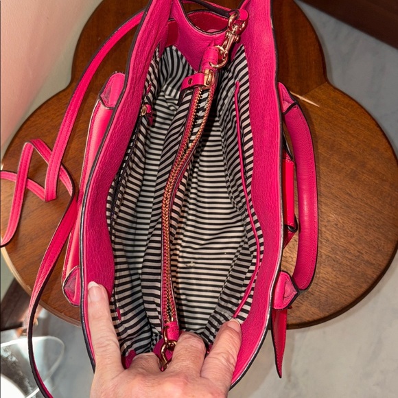 Kate Spade Satchel Crossbody bag
Leather Bright Pink/ bow front in patent EUC - Picture 15 of 17